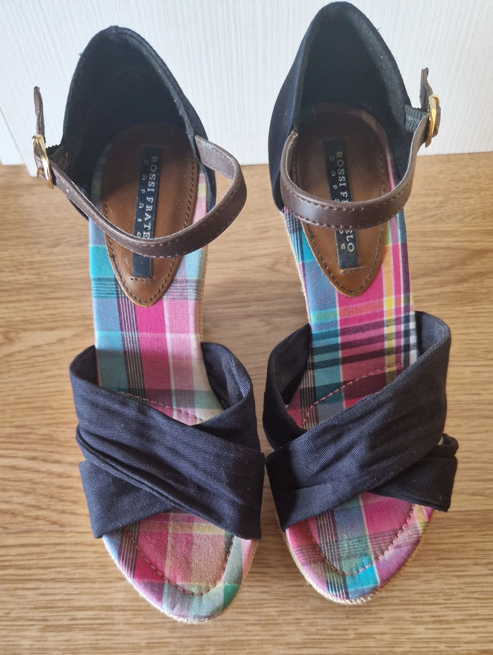 Sandalias cuña Rossi Fratelli negras y cuadros T37
